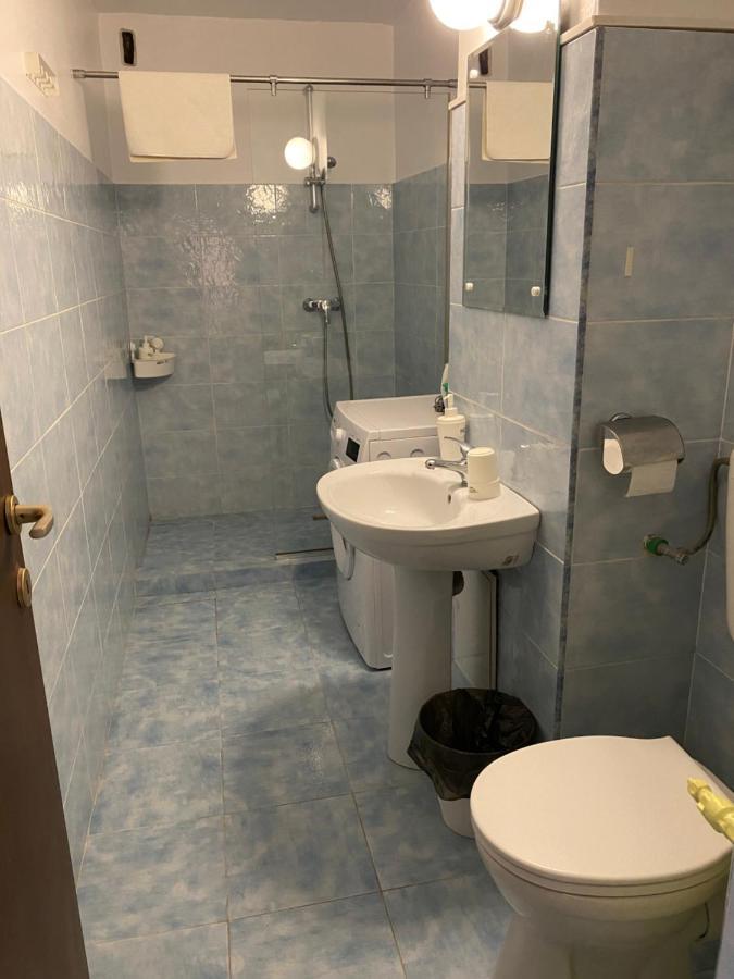 Green Apartment 96 Bukares Bagian luar foto