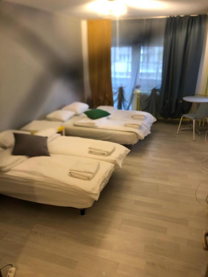 Green Apartment 96 Bukares Bagian luar foto